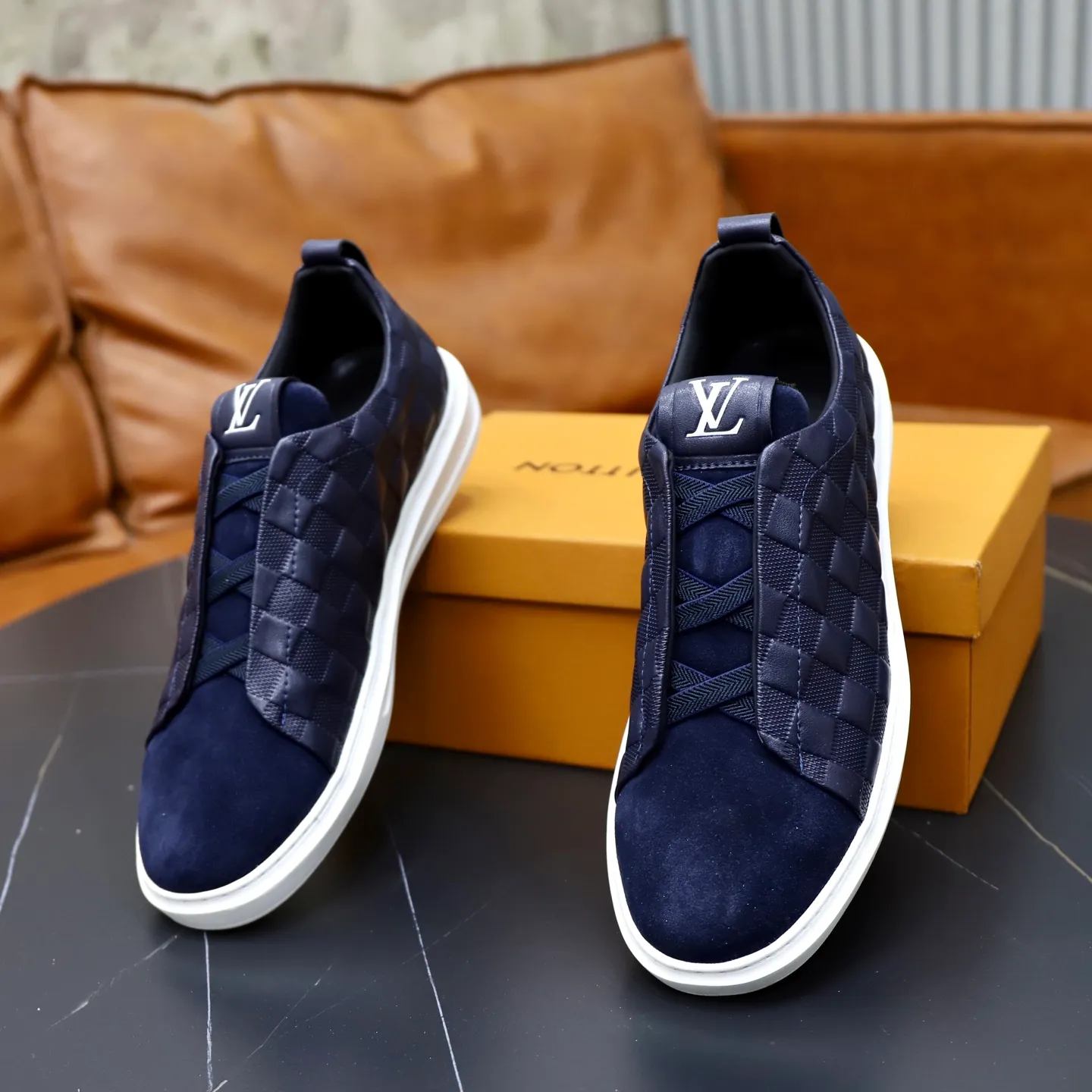 Ex-factory price: 442💰🙅‍♂️🙅‍♂️🙅‍♂️ Brand: LV Louis Vuitton Standard code: 38-44 (45 customized) Grade: Same as the official website Material: Original cowhide material stitching Comfortable and breathable sheepskin lining Lightweight and wear-resistant sports outsole Style category: Men's fashionable casual shoes Running sneakers Distinguished luxury brand elements Top luxury color: actual picture color